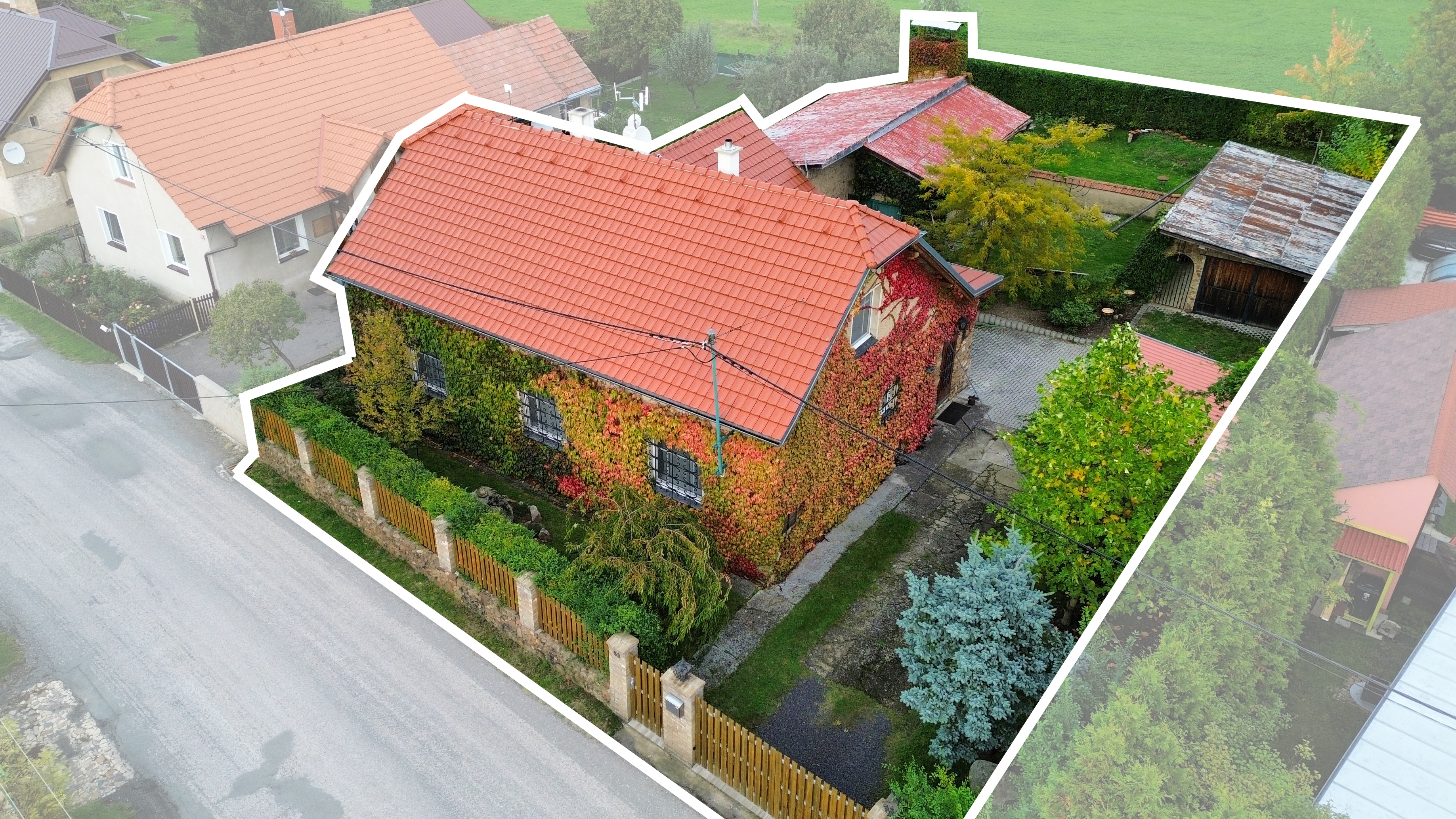 Rekonstruovaný rodinný dům s dílnou, garáží a zahradou u Hostomic - Malý Chlumec 53